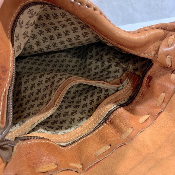 Artisanal leather purse in cognac with “horn” closure, back zipped pocket - Picture 6 of 15